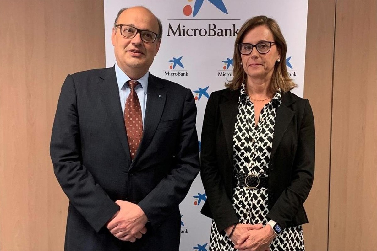 El president de Cecot, Xavier Panés; i la presidenta de MicroBank, Cristina González