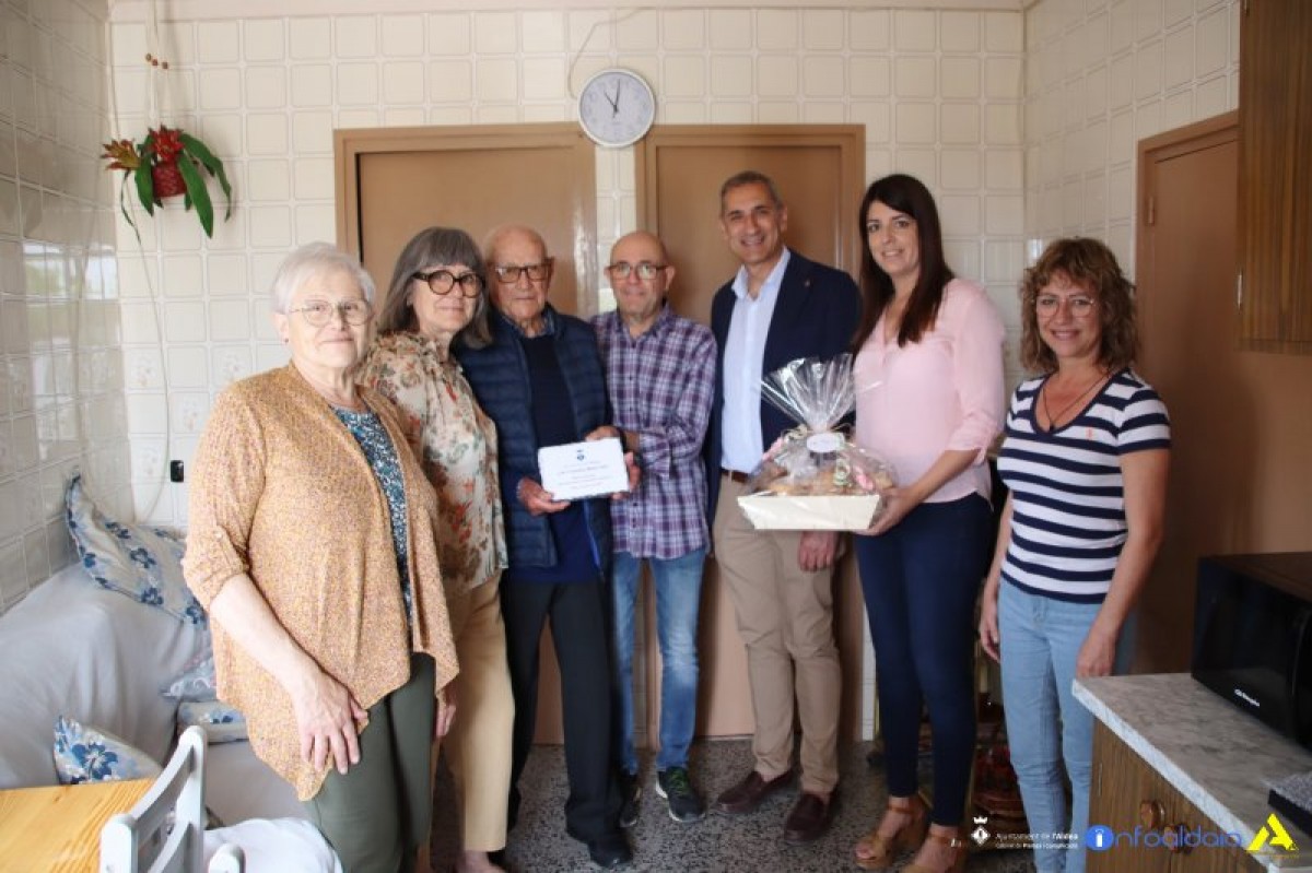 Les autoritats municipals de L'Aldea van visitar a Francisco Mulet Falcó pel seu centenari 