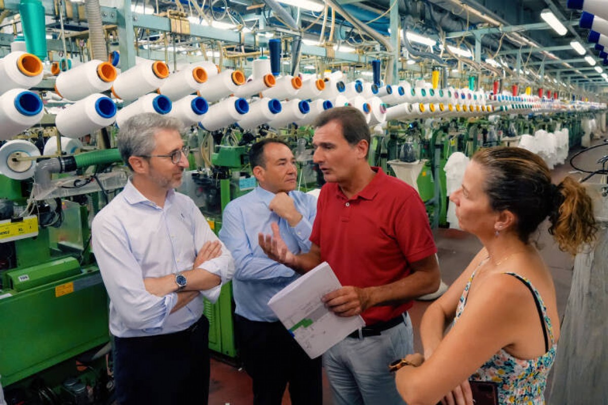 El conseller Arcadi España visita la fábrica de la empresa Marie Claire, en una imatge d'arxiu