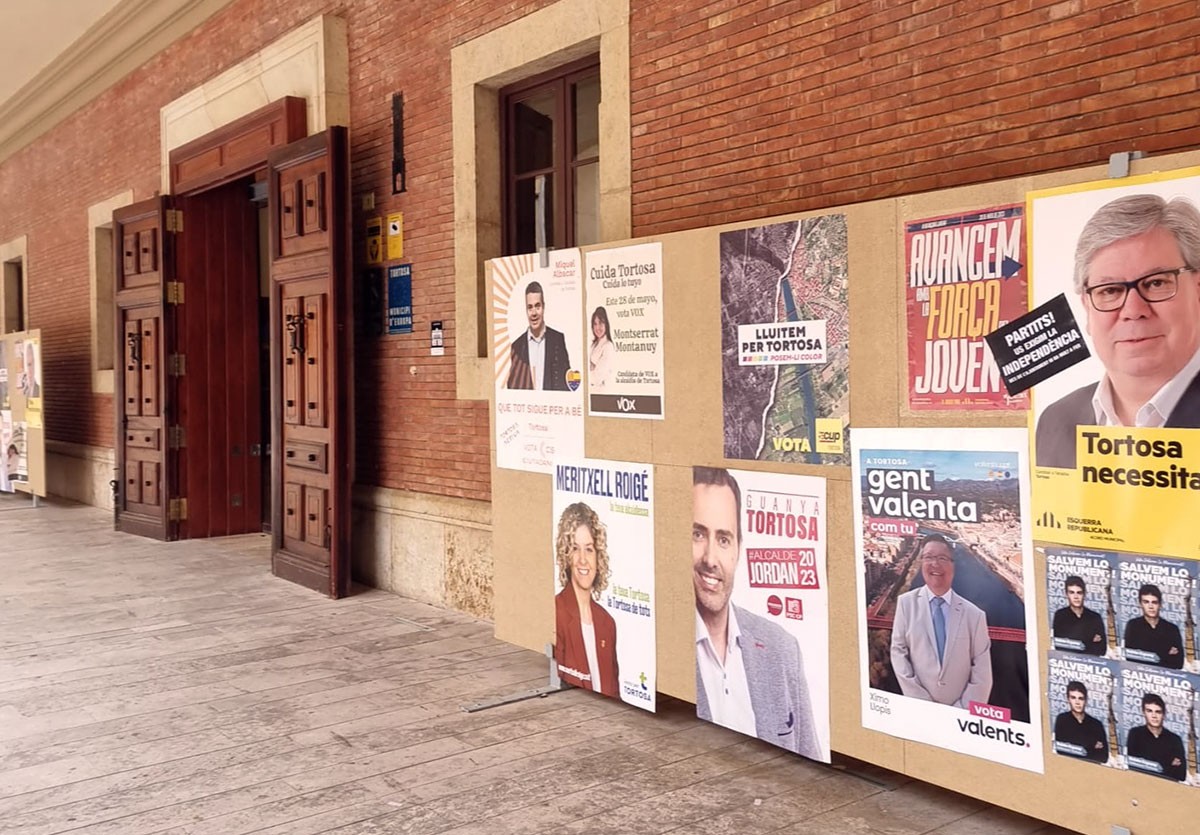 Cartells electorals durant la campanya a la façana de l'ajuntament de Tortosa.