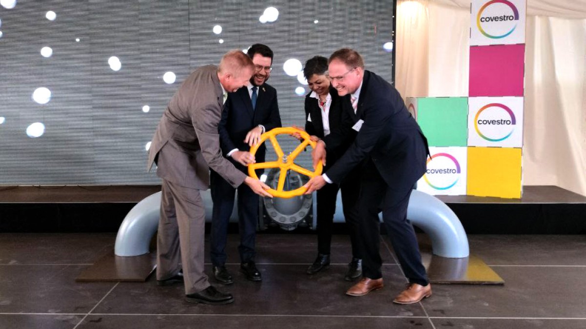 Els dirigents de Covestro i el president de la Generalitat, Pere Aragonès, han posat en marxa simbòlicament la nova planta de clor.