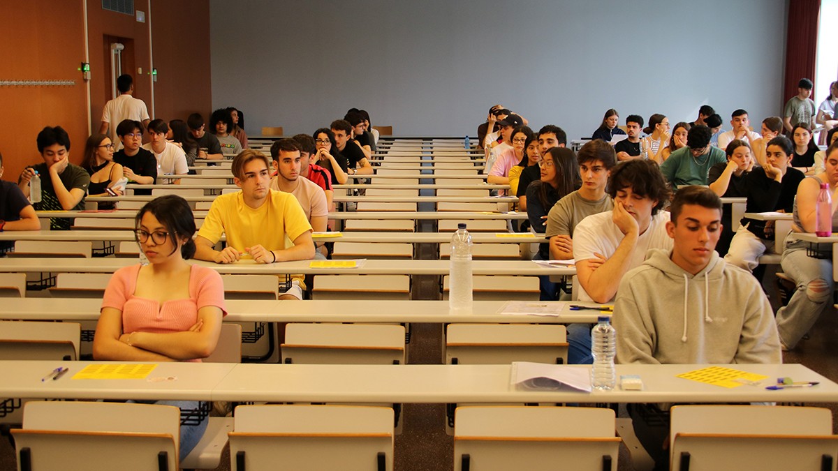 Estudiants esperant per fer els exàmens de selectivitat al campus Catalunya de la URV. 