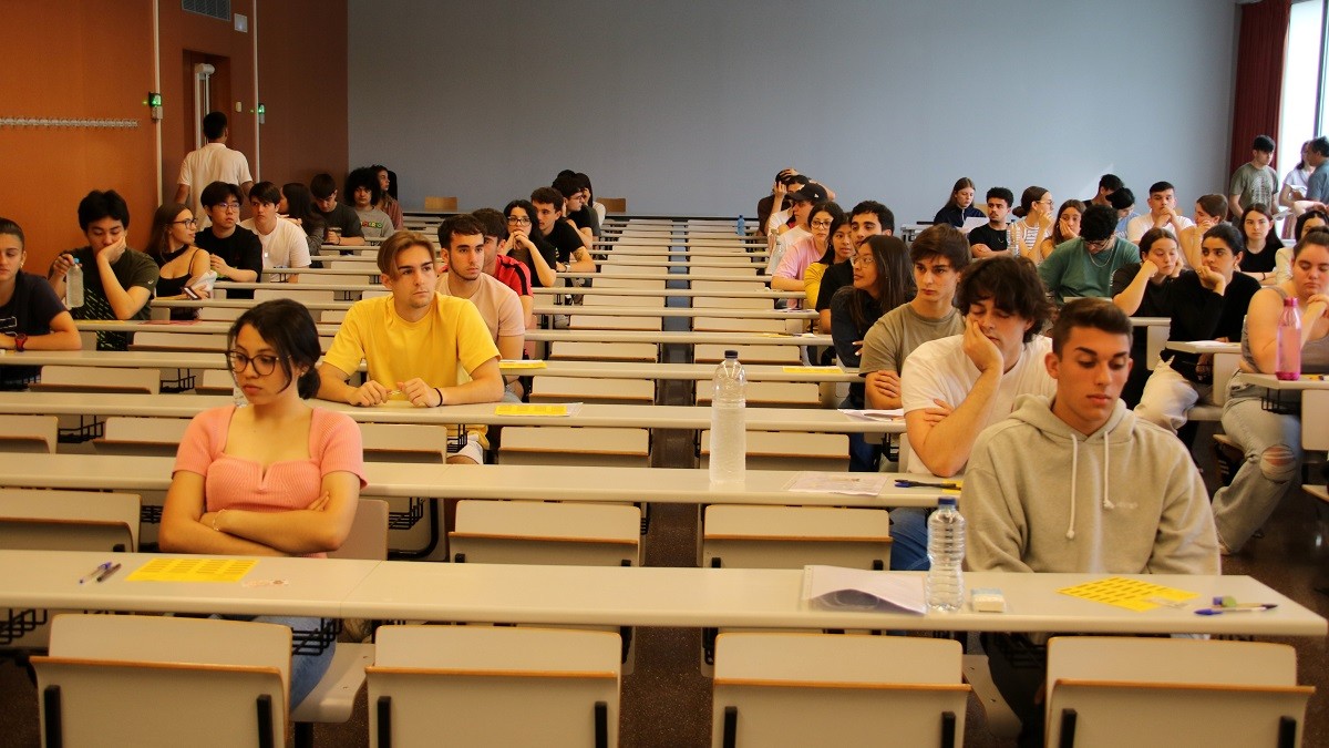 Estudiants esperant per fer els exàmens de selectivitat al campus Catalunya de la URV