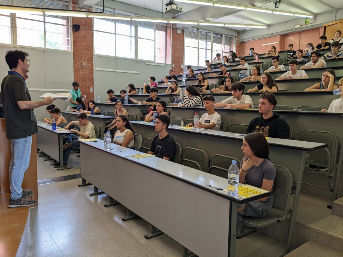 Un grup d'alumnes al campus Nord de la UPC, concentrats abans de l'examen de llengua estrangera 