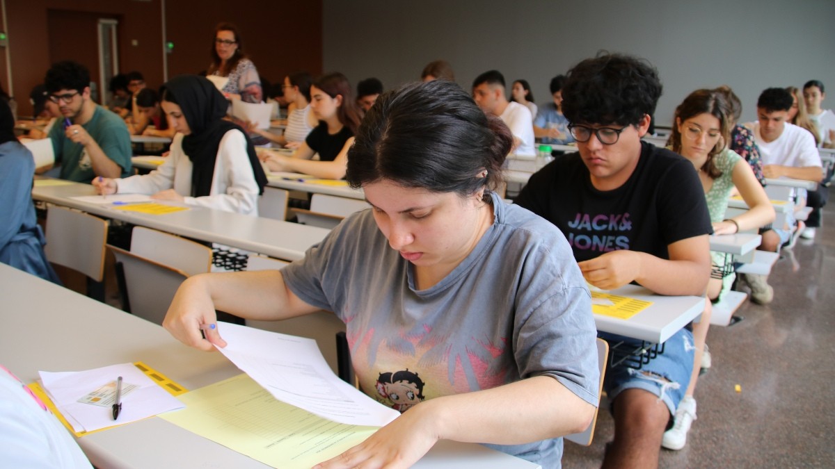 Una estudiant a l'inici de les proves de les PAU en una aula del Campus Catalunya de la URV.