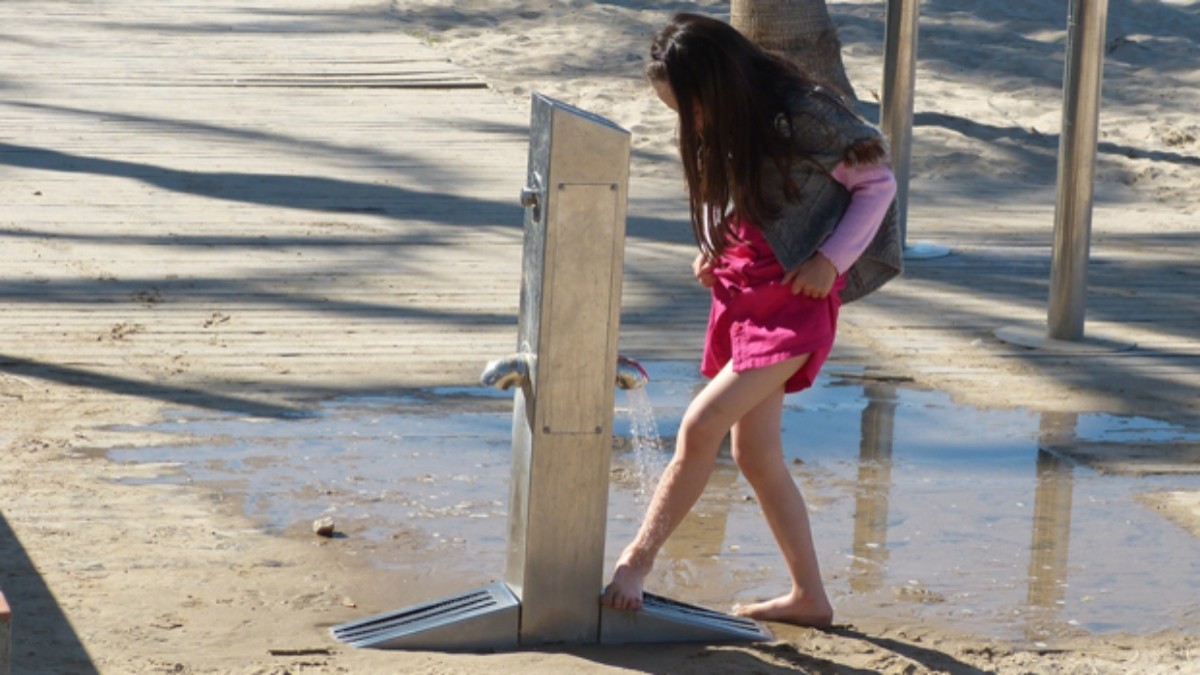 Imatge d'una nena fent servir un rentador en una platja de Salou.