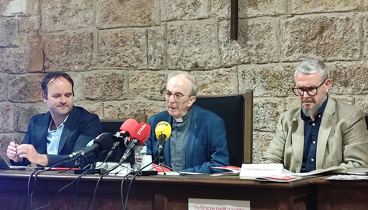 El director de Càritas Tortosa, l'administrador diocesà en seu vacant i l'administrador de Càritas Tortosa en la presentació de la memòria 2022.