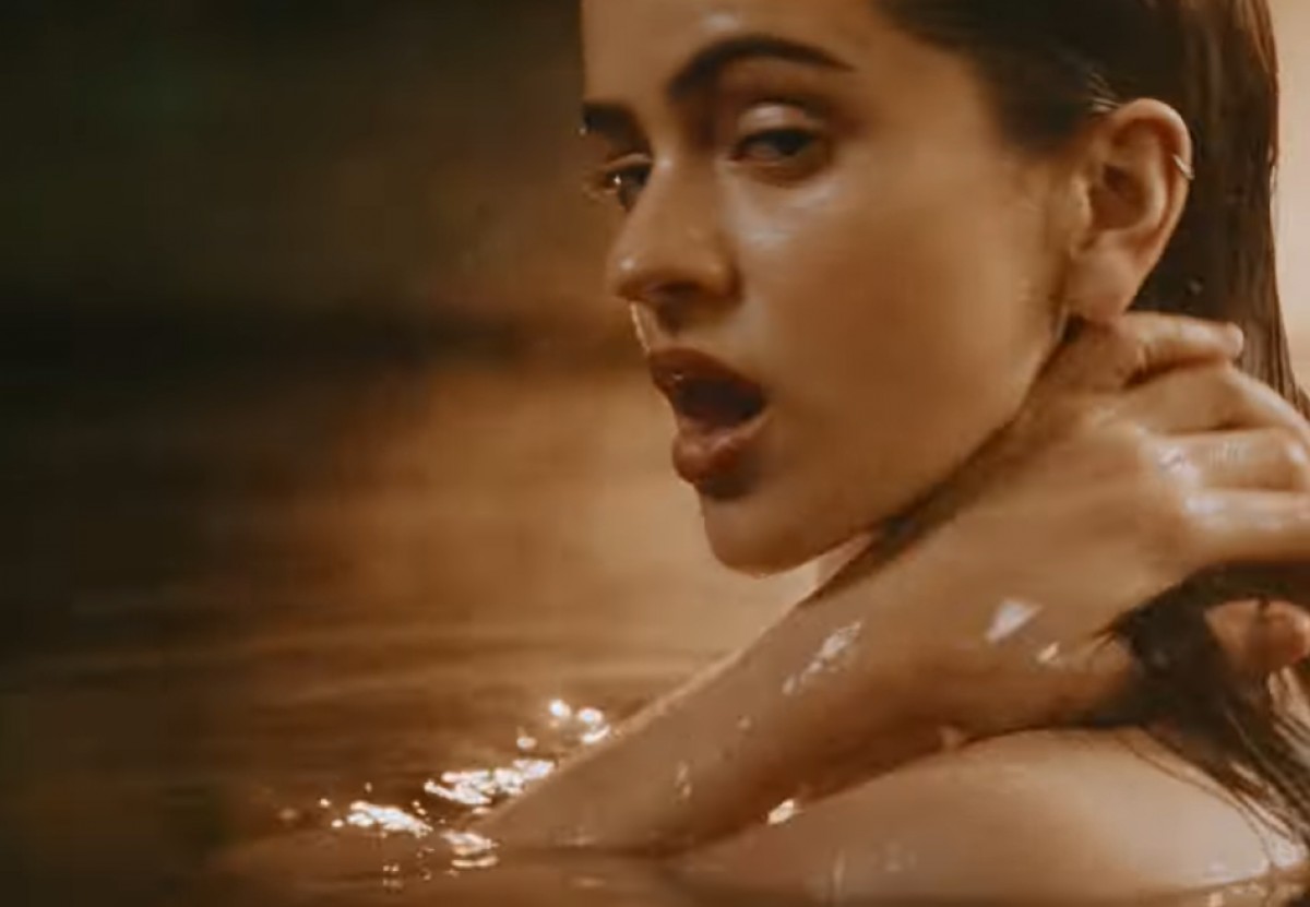 Rosalía, en un instant del videoclip de «Tuya»