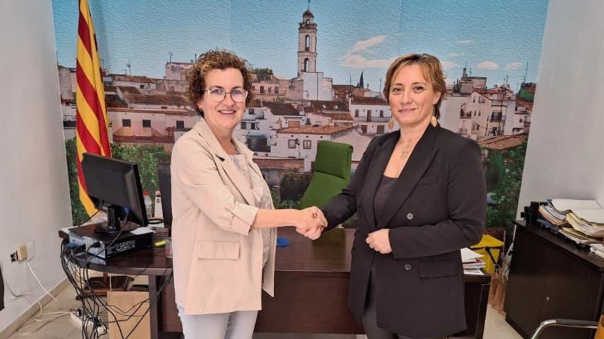 Agnès Ferré i Silvia Monfort, rubricant l'acord de govern.