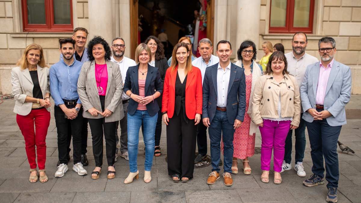 Foto de família del pròxim govern de Reus, amb els seus quinze integrants