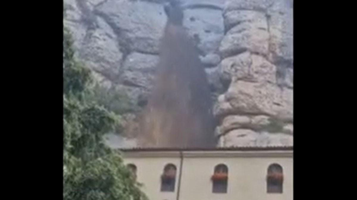 Vídeo | Esllavissada sobre el monestir de Montserrat
