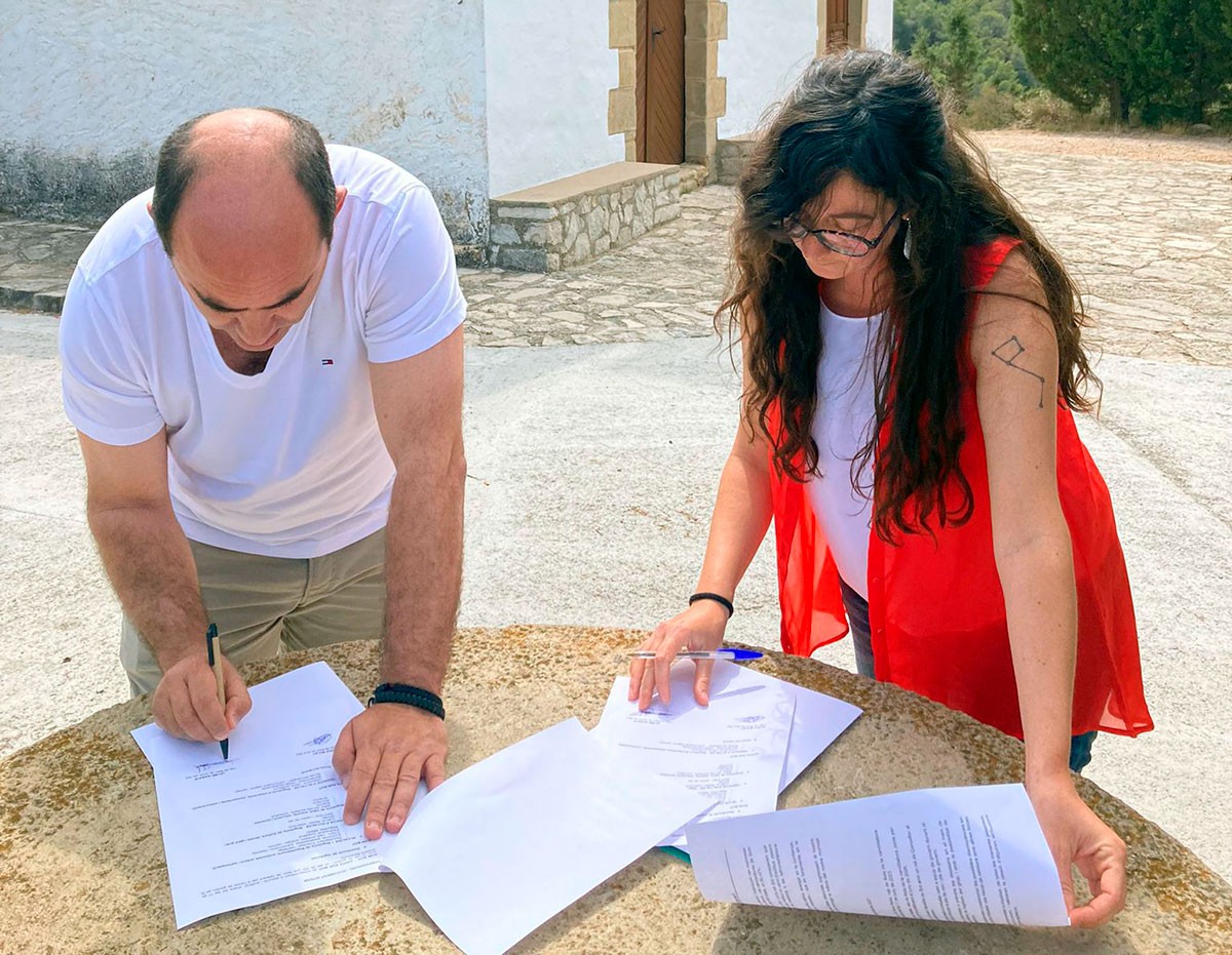 L'acord s'ha signat davant l'ermita de Sant Josep, a Bot.