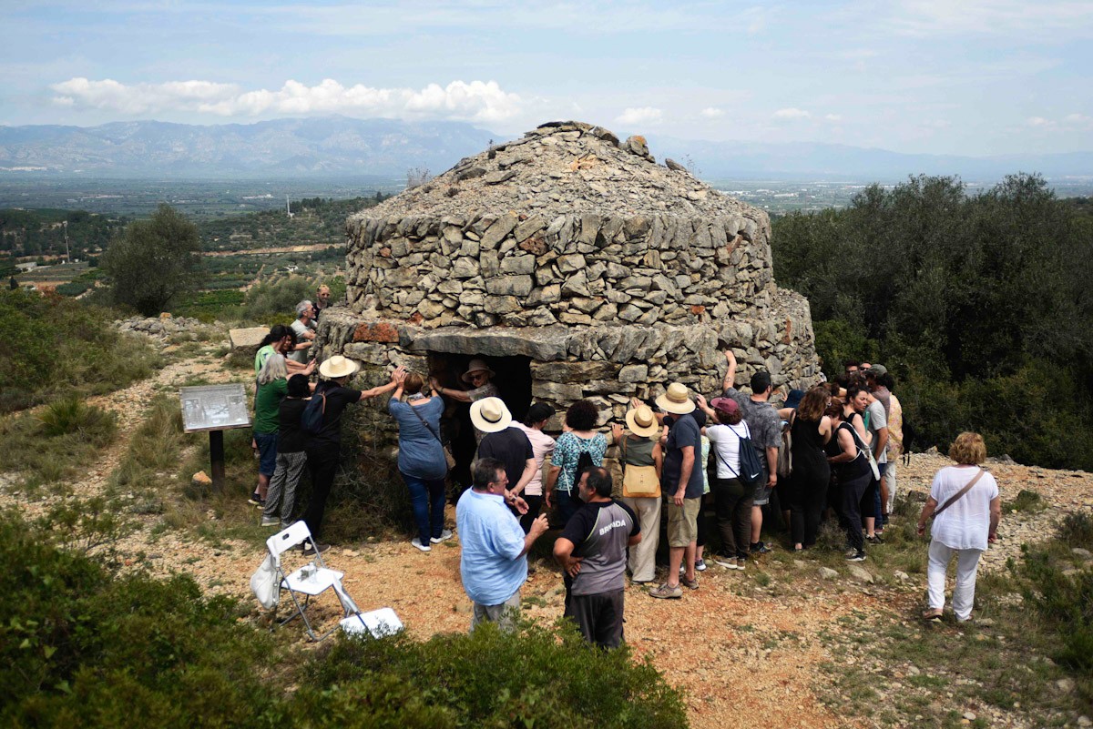 Construcció de pedra seca, Patrimoni Cultural Immaterial de la Unesco, amb un passeig teatralitzat a la barraca de Quicolis de Freginals