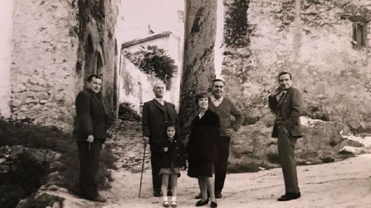 El matrimoni Perucho, amb els Fenosa, davant de la casa que van comprar a Albinyana.