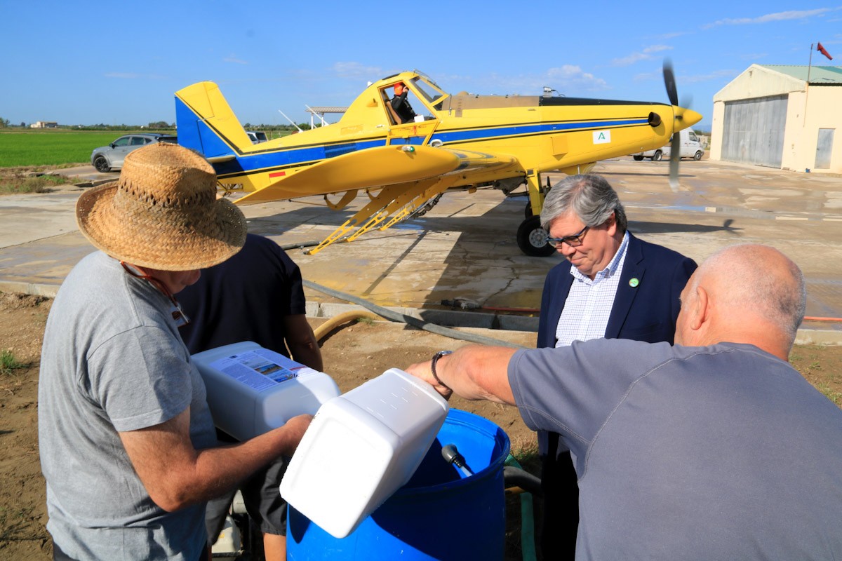 El president del COPATE, Xavier Faura, observa com els tècnics preparen el BTI per carregar el avions que fan els tractaments contra els mosquits al Delta  