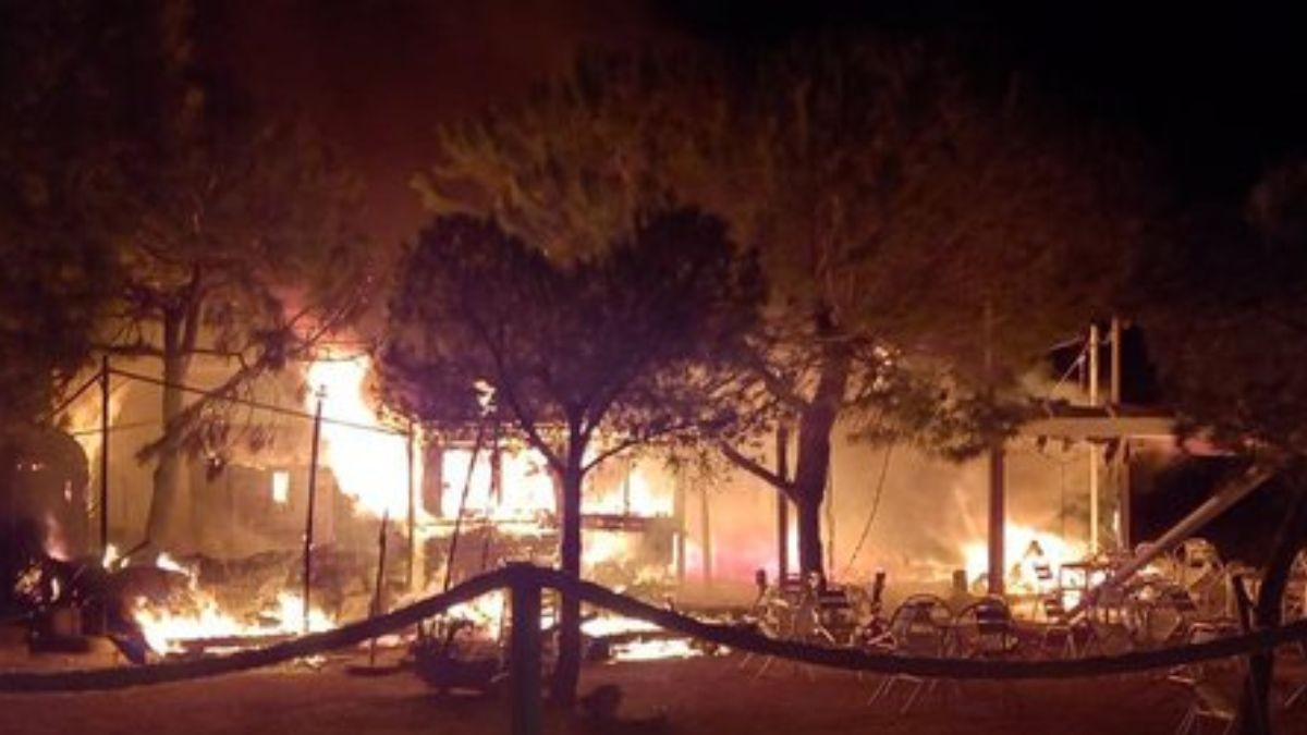 Imatge de l'edificació que ha cremat a Roda de Berà.
