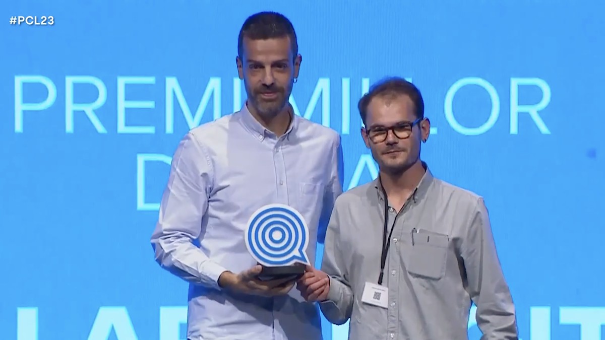 Jordi Ubach i Tomàs Garcia recollint el premi, aquest dimecres durant la gala celebrada a Granollers