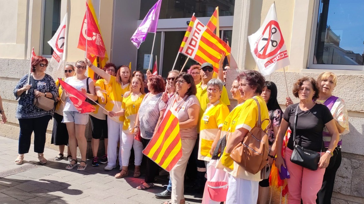 Imatge de les treballadores que s'han manifestat davant les oficines de Correos de Tarragona.
