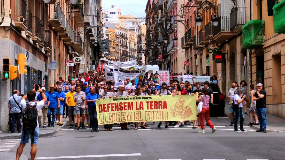 La manifestació convocada per Aturem Hard Rock, al carrer Apodaca de Tarragona.