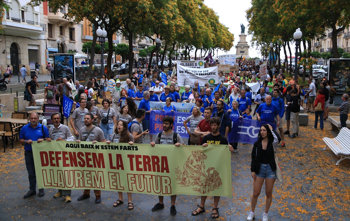 El pas dels manifestants per la Rambla Nova tarragonina.