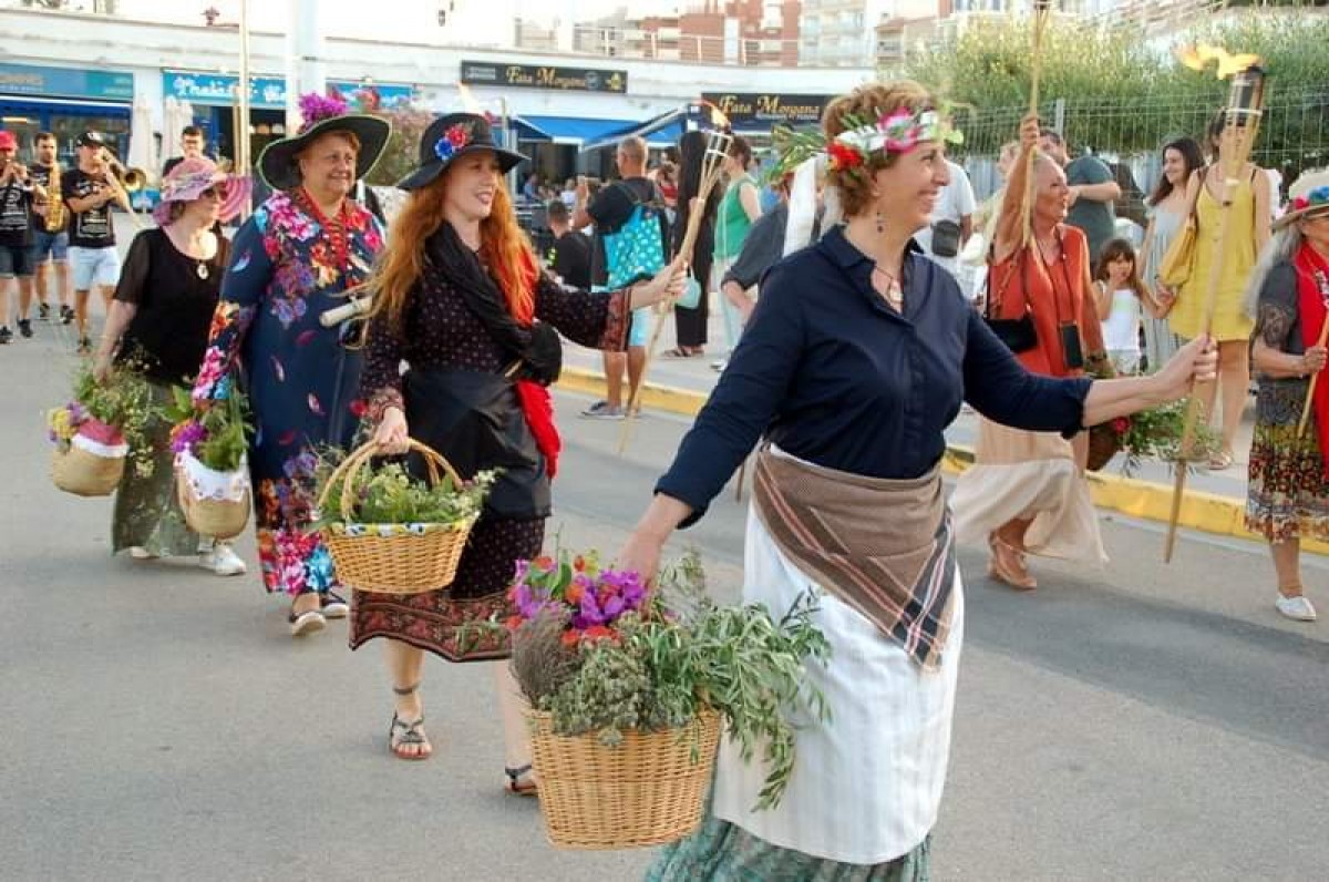Desfilada de les dones remeieres per els principals carrers de L'Ampolla 