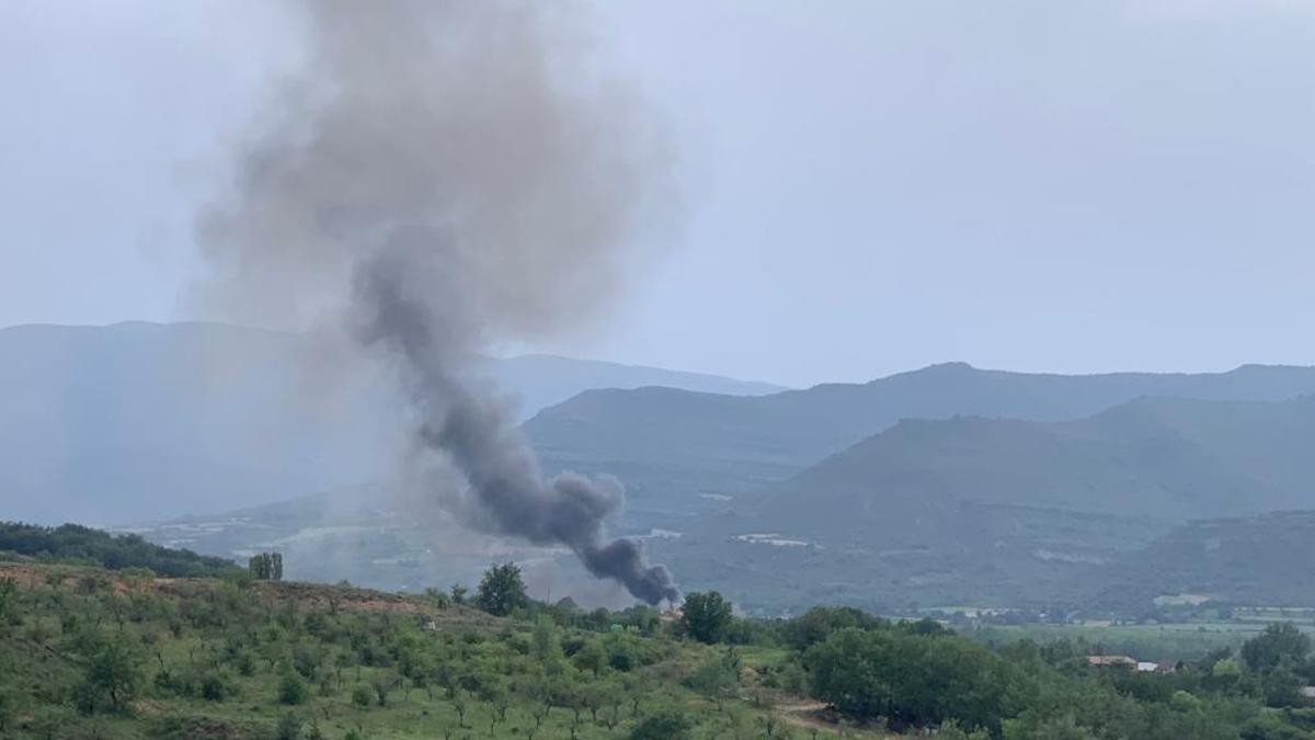 Fumera de l'incendi a la granja de porcs des de la carretera de Sant Serni