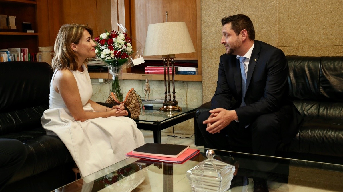 Imatge de la trobada entre la ministra Raquel Sánchez i l'alcalde Rubén Viñuales.