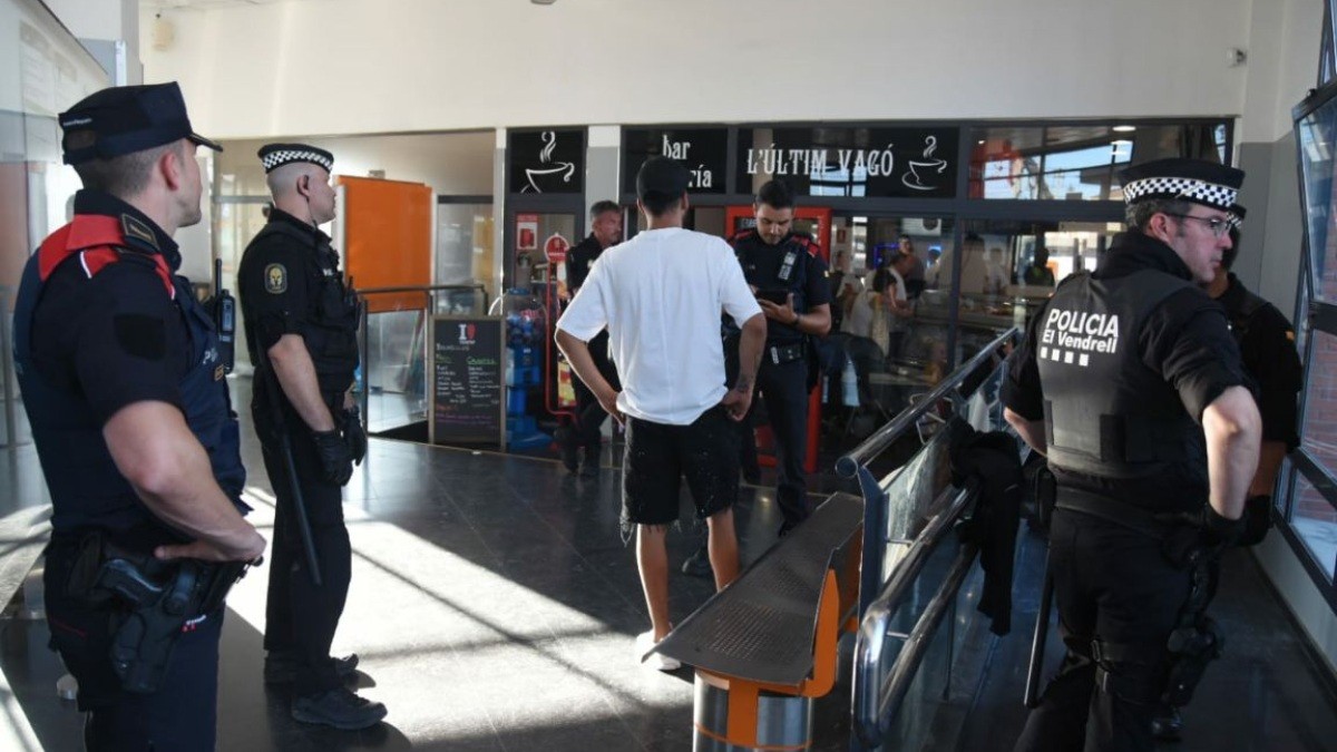 Dispositiu policial a l'estació de Sant Vicenç de Calders.