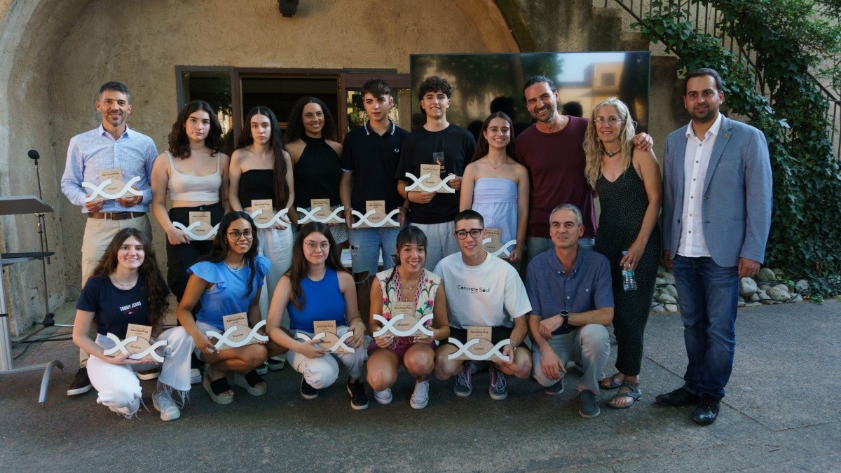 Foto de família del lliurament de la III Beca Xavi Catà Pros del Morell