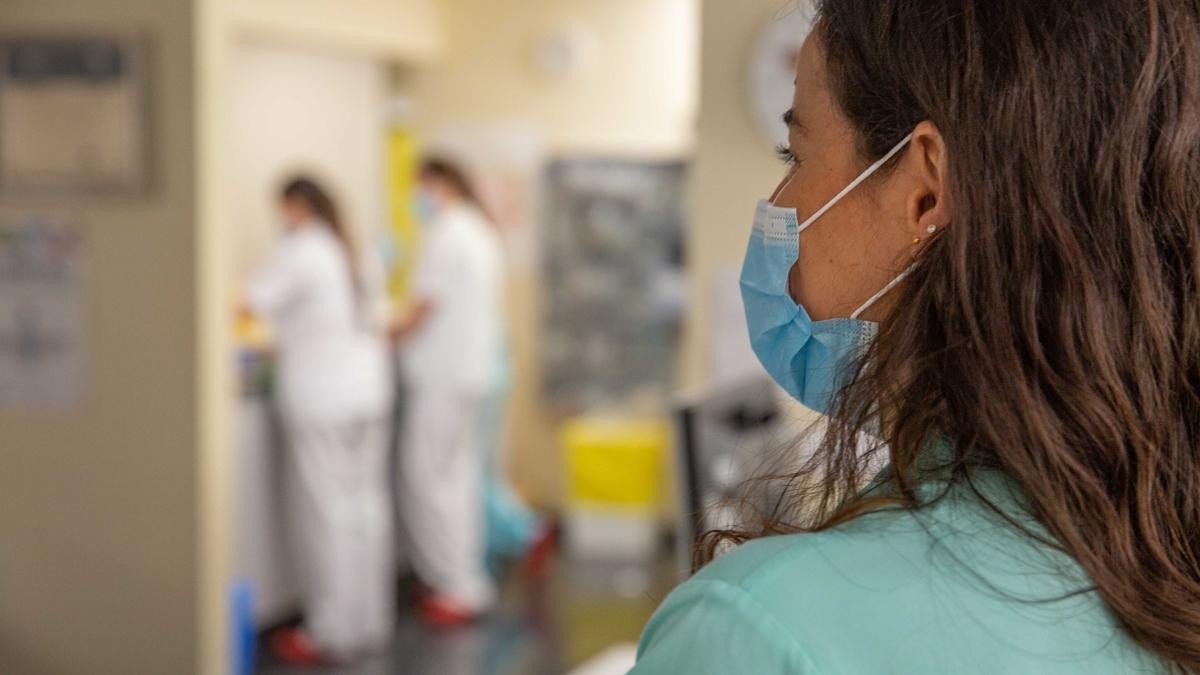 Una infermera amb una mascareta en un centre sanitari.