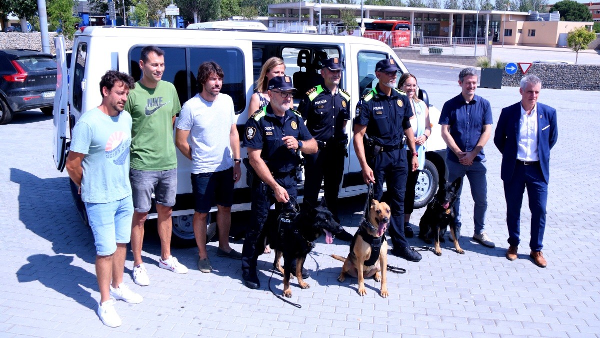 Representants de l'Ajuntament d'Amposta, la Policia Local i l'Institut Montsià amb la furgoneta i els gossos de la unitat canina.