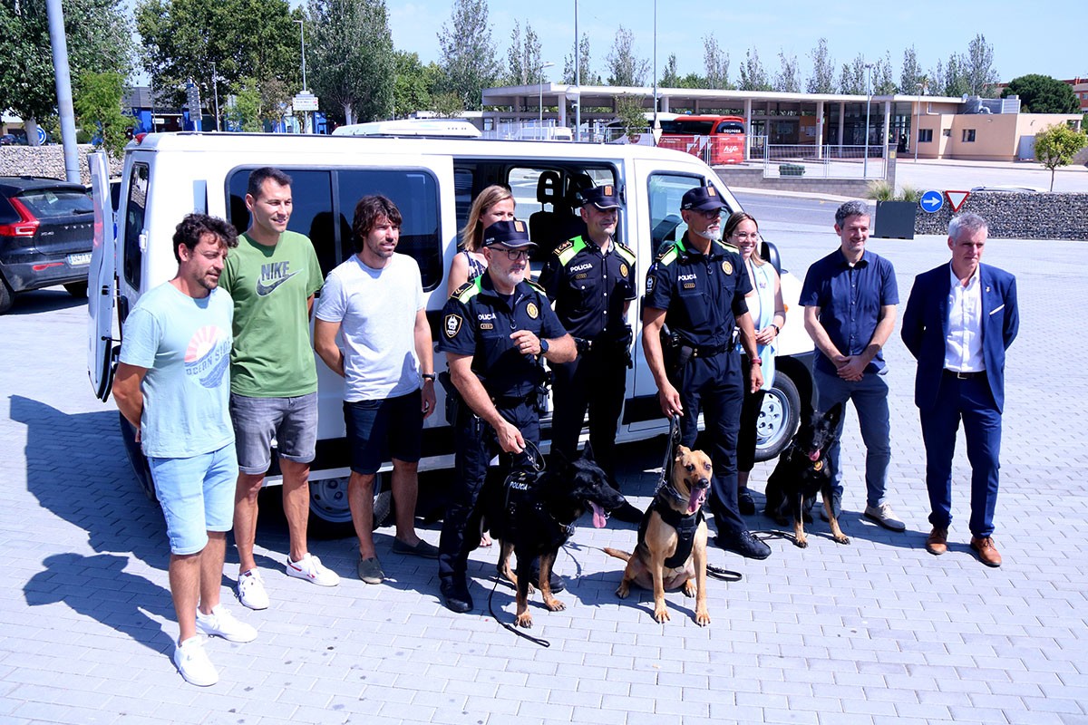 Representants de l'Ajuntament, l'institut Montsià i la Policia Local amb la unitat canina, davant la furgoneta.