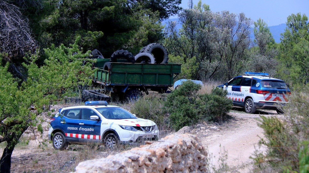 Vehicles dels Mossos d'Esquadra a la zona on va aparèixer el cadàver a Rasquera.