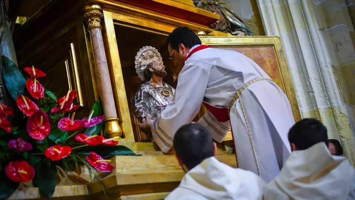 Amb les Tres Claus s'obrirà l'arca de l'altar major de la Prioral per treure'n el bust reliquiari de Sant Pere