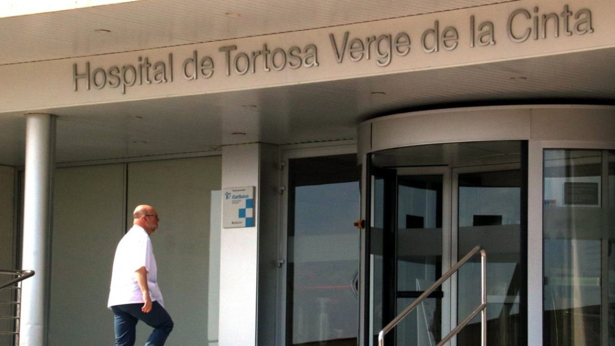 Imatge d'un sanitari accedint a l'Hospital Verge de la Cinta de Tortosa.