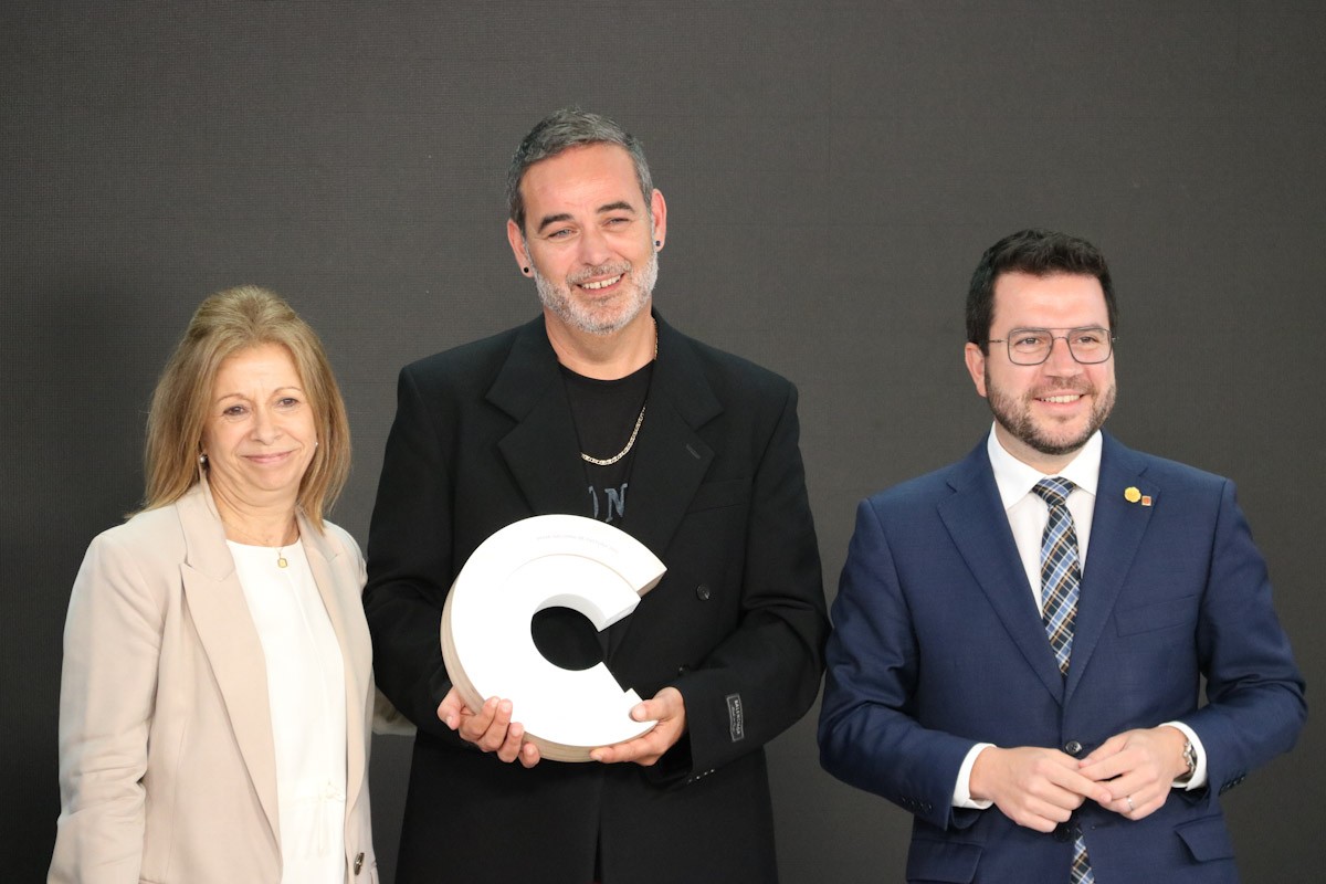 El director del festival Eufònic, Vicent Fibla, el president de la Generalitat, Pere Aragonès, i la crítica d'art Conxita Oliver durant l'entrega del premi  
