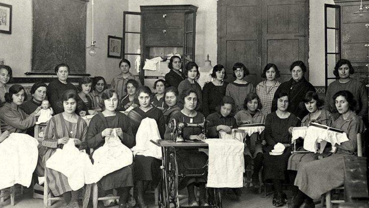 Alumnes a classe de costura de l'Escola Nocturna del Patronat de Santa Anna.