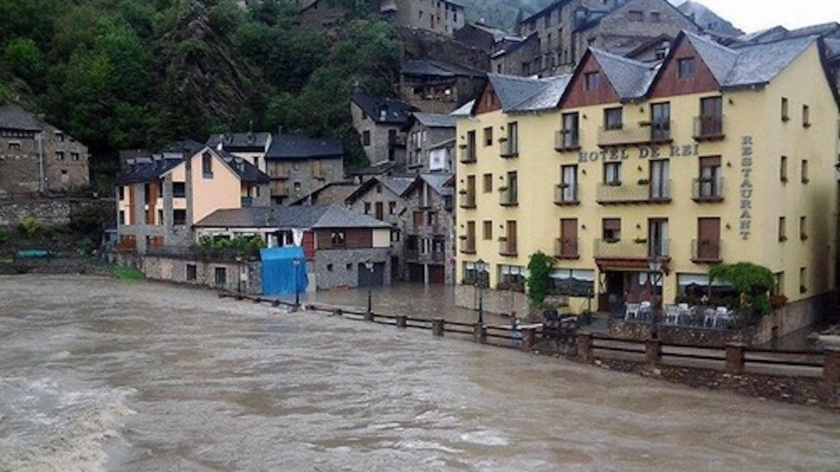 El poble de Llavorsí inundat durant els aiguats del juny del 2013