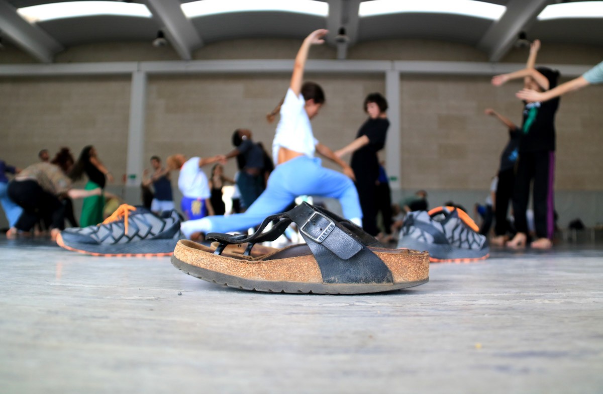 Primer pla d'unes sabates davant d'un grup de ballarins fan classe a Deltebre Dansa  