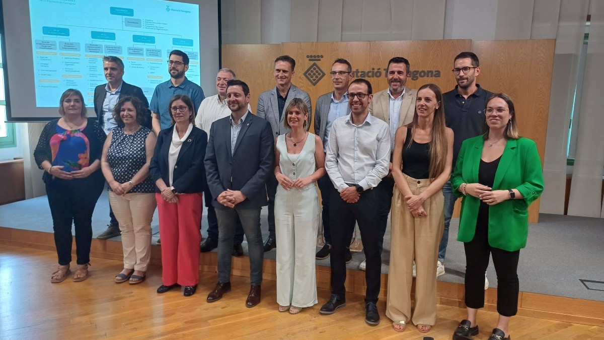 Imatge de 15 dels 17 diputats que formaran part del nou govern de la Diputació de Tarragona.