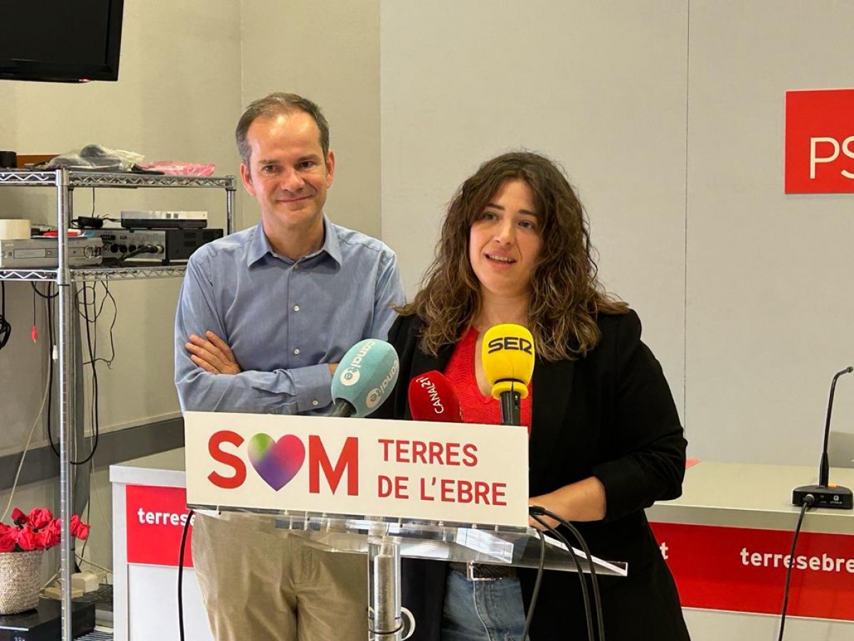 Manel de la Vega i Georgina Ebri en una intervenció als mitjans de comunicació per anunciar que serà la nova diputada ebrenca al Parlament de Catalunya 
