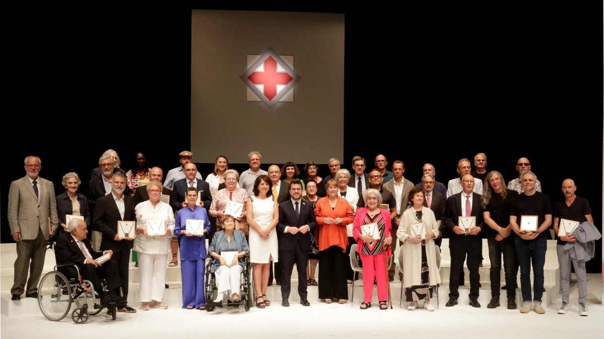 La foto de família amb tots els guardonats amb la Creu de Sant Jordi 2023