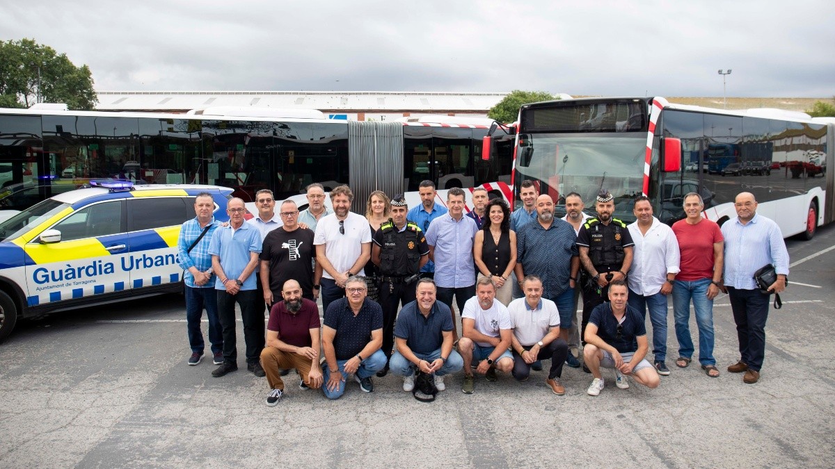 Imatge de representants de l'EMT, el comitè d'empresa i la Guàrdia Urbana de Tarragona.