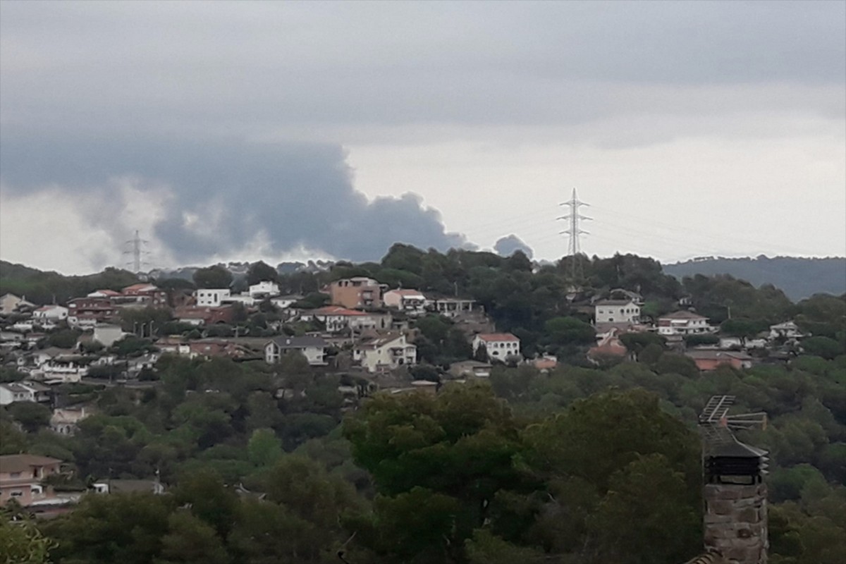Espectacular incendi en una nau industrial de Sabadell