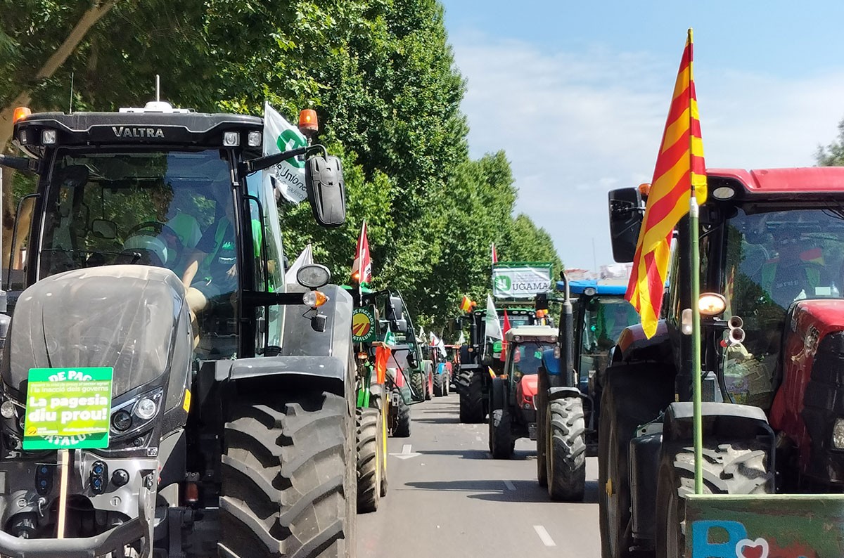 Columnes de tractors circulant pels carrers de Madrid este dimecres.