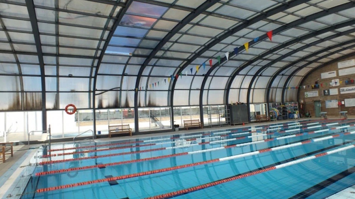 Imatge d'arxiu d'una piscina coberta