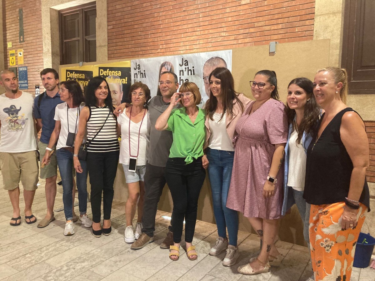 Enganxada de cartells que marquen l'inici de campanya electoral de Junts a les Terres de l'Ebre  de cara a les properes eleccions espanyoles del 23 de juliol 