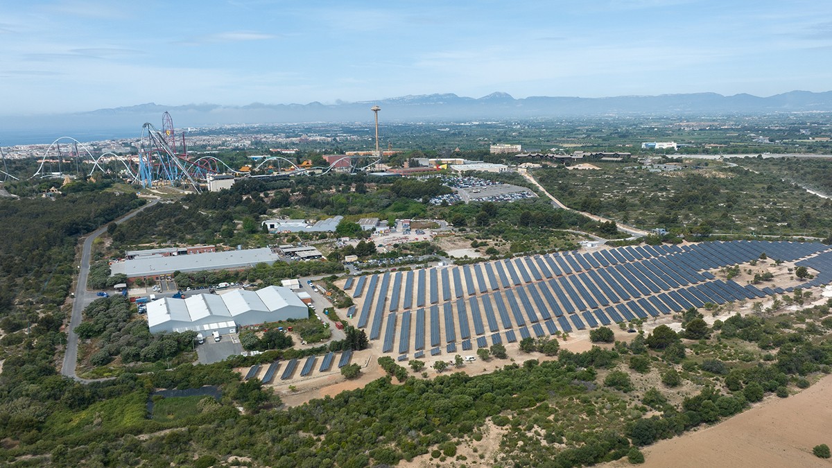 El parc fotovoltaic de PortAventura, des de l'aire.
