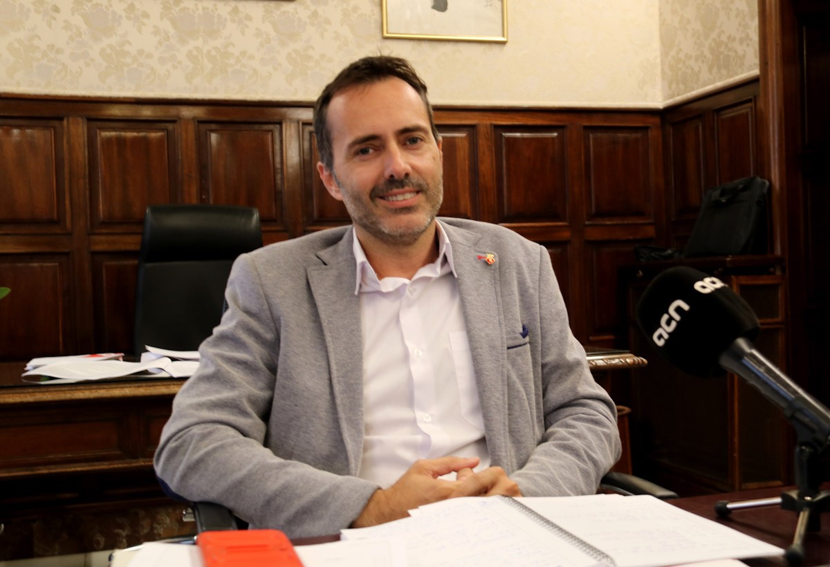 L'alcalde de Tortosa, Jordi Jordan, en una entrevista amb l'ACN al seu despatx  