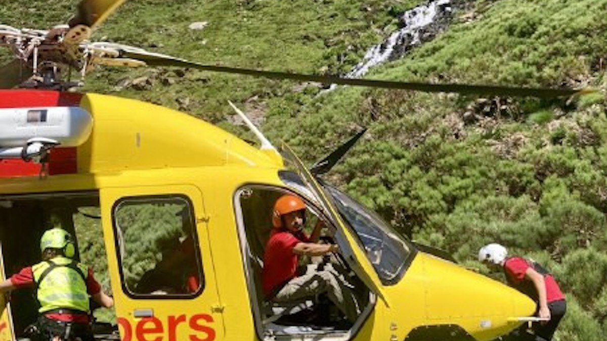 Imatge de l'helicòpter durant el rescat a l'Estany de la Gola